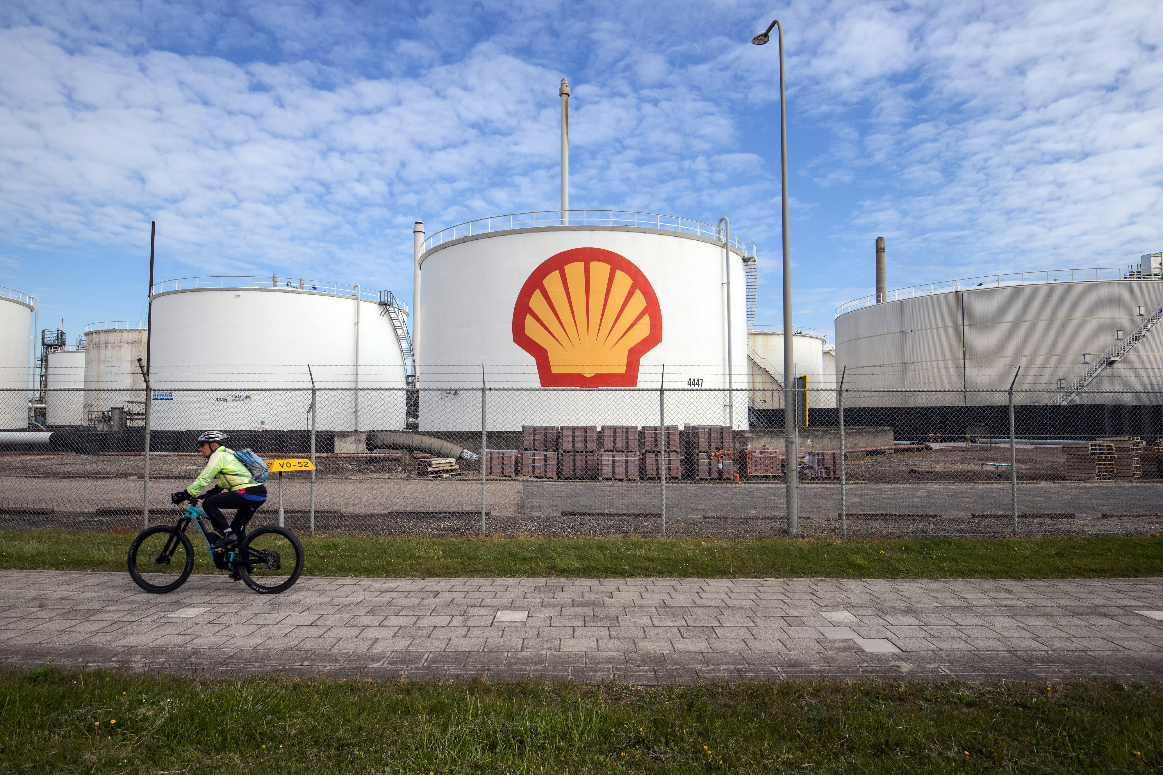 Big Oil Spends on Investors, Not Output, Prolonging Crude Crunch