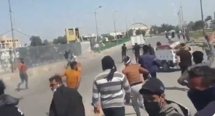 سائق شاحنة يدهس متظاهرا فوق جسر بالناصرية